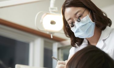 스케일링 오해와 진실 - 치아가 깎일까?｜뉴욕치과 권수정 원장