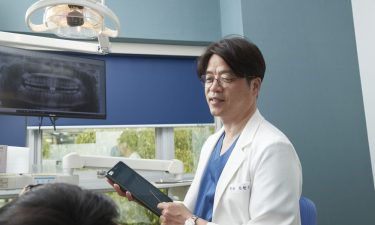임플란트 주위염, 통증 없이 뼈가 녹는 이유와 치료 | 조현진 원장