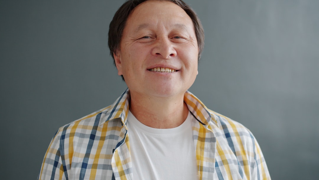 건강한 치아로 환하게 웃고 있는 남성