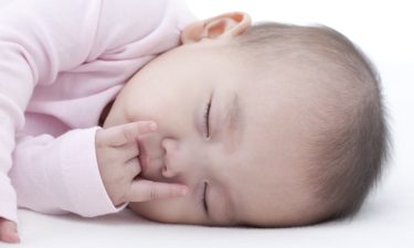 손가락 빨기, 언제까지 괜찮을까? 아이 치아와 턱에 미치는 영향 | 김은영 원장