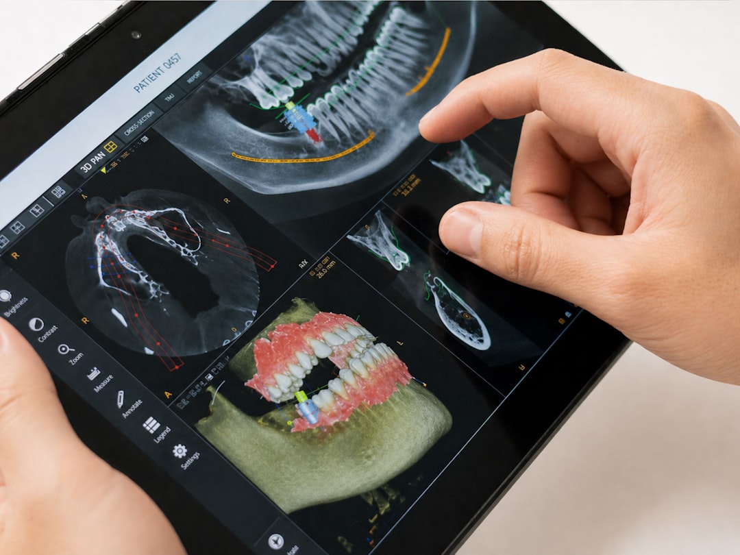 태블릿 화면에 표시된 치아 3D 스캔과 X-ray 진단 자료