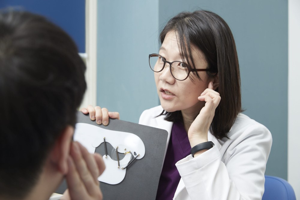 뉴욕치과 이선희 구강내과 전문의가 턱관절 질환 환자에게 증상과 검사 결과를 설명하고 있다