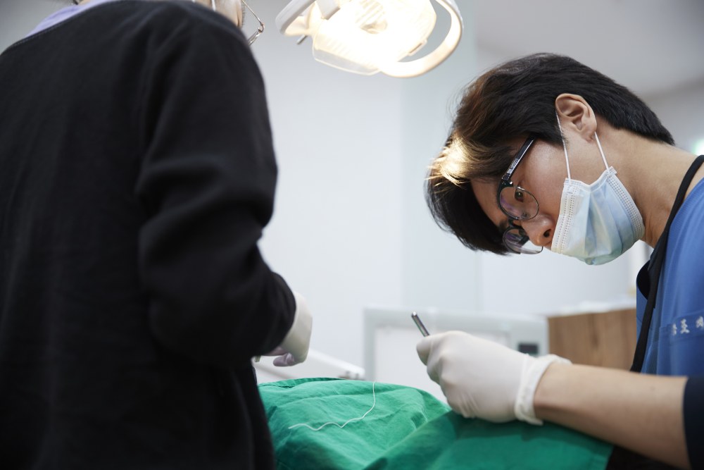 뉴욕치과 조지봉 원장이 수술실에서 임플란트 식립 수술을 진행하고 있다