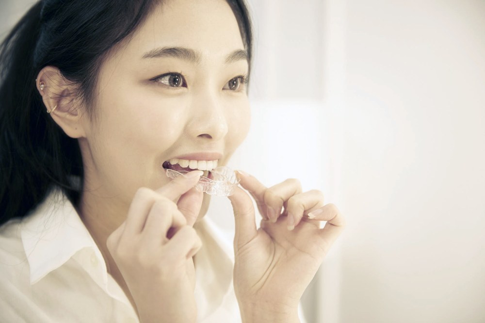 투명교정장치(인비절라인)를 착용하는 20대 여성