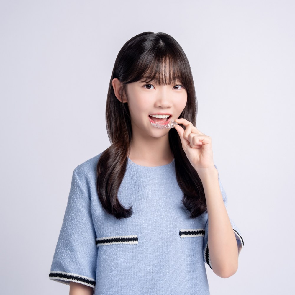 인비절라인 투명교정 장치를 착용하고 미소 짓는 26년도 공식 모델 청소년