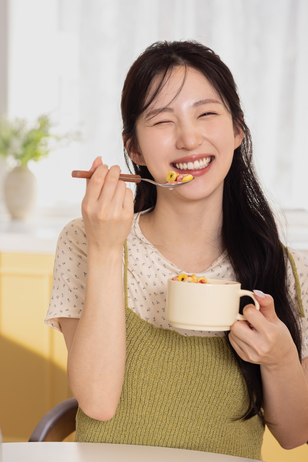 고른 치아를 드러내며 밝게 웃는 20대 여성